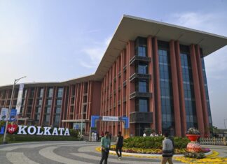 Infosys Opens Development Centre in Kolkata, Boosting West Bengal IT Infosys launches a new centre in Kolkata, investing Rs 426 crore to advance innovation, create jobs, and bolster West Bengal's IT growth.